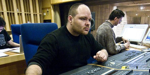 El compositor espanyol Oscar Araujo treballant a l'estudi