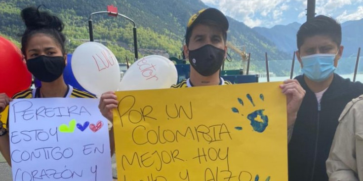 Alguns residents colombians mostrant pancartes de suport al seu país.