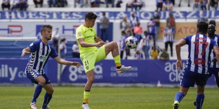 Rubén Bover en una jugada a l’última partit davant el CE Alcoià.