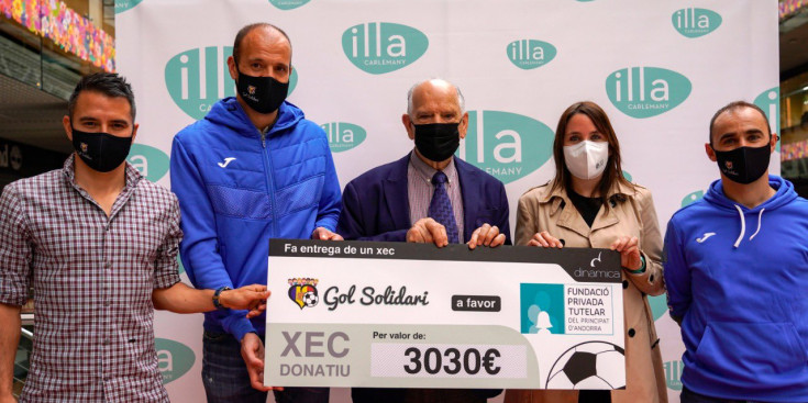 Gol Solidari fa entrega del xec a la Fundació Privada Tutelar.