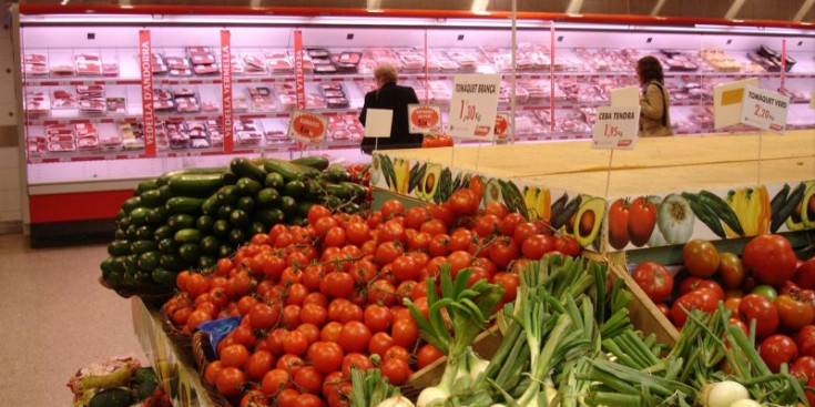 La secció de verdures i de carn d’un supermercat.