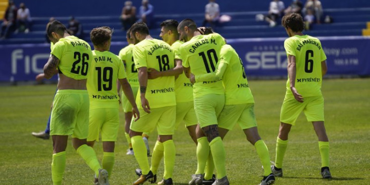 L’equip celebra un gol a l’últim partit contra el CE Alcoià.