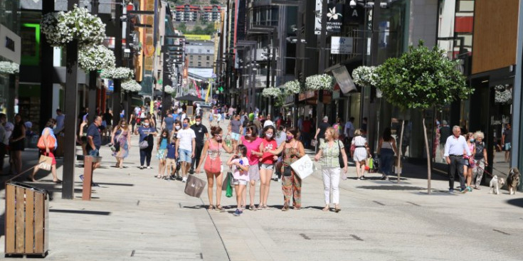 Imatge de turistes que passegen per l’avinguda Carlemany, l’estiu passat.
