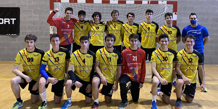 L'equip juvenil de l'Hanbol Serradells.