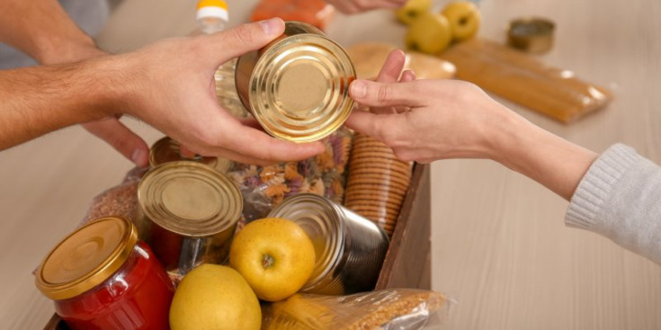 Una caixa amb productes del Banc d’Aliments de Càritas.