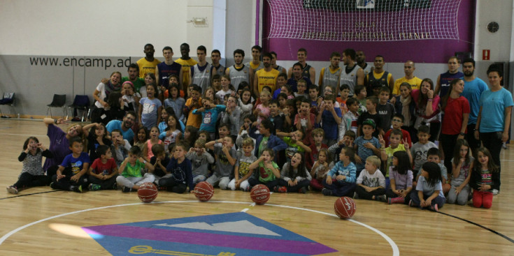 Els jugadors del Barça s'immortalitzen amb els prop de 50 nens de l'Àrea de Jovent d’Encamp, ahir al Complex Esportiu de la parròquia.