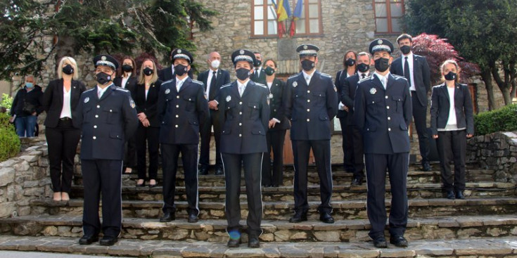 Els nous agents de circulació comunals de Sant Julià de Lòria amb els membres de la corporació.