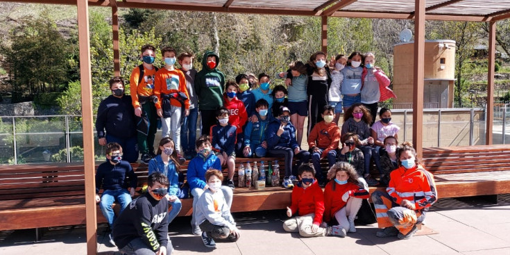 Els alumnes que han participat en la brigada de neteja.