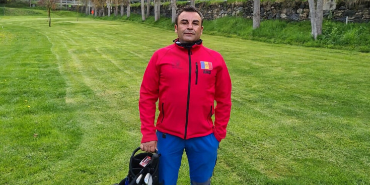 José Manuel Veloso a un dels camps que fa ús l'Associació Andorrana de Pitch&Putt.