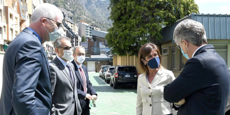 La ministra Vilarrubla, ahir a l’exterior del Lycée.