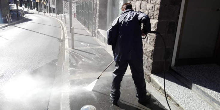 Treballs de neteja als carrers d'Escaldes-Engordany.