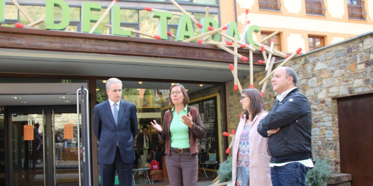 L’artista Marie-Hélène Richard explica la seva obra ‘Bois de Poche’ al director general de Tabandor, la presidenta de la Fundació Julià Reig i el comissari d’Andorra Land Art.