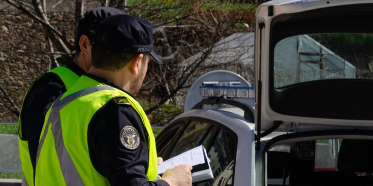 Agents de la Policia en un control de trànsit.