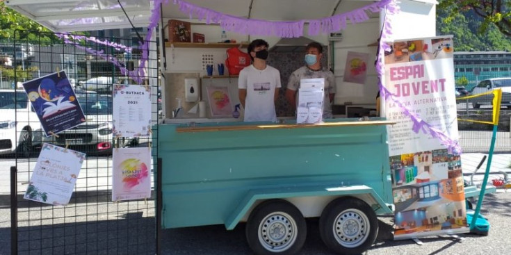 La ‘food truck’ que s’instal·la cada dimecres al Prat del Roure.