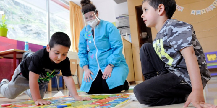 Dos alumnes i una mestra juguen a l’Escola Andorrana de Canillo.