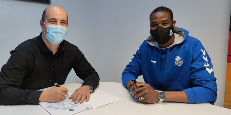 Gorka Aixàs i Moussa Diagne a la firma de la renovació.