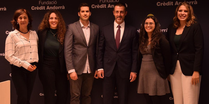 Quatre becaris d'una edició anterior amb la directora de la Fundació Crèdit Andorrà, Francesca Ros, i el president de Crèdit Andorrà, Antoni Pintat.