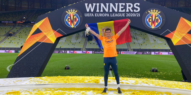 Iker Álvarez amb la bandera d’Andorra en la celebració del títol.