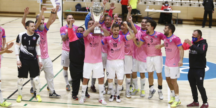 El Sideco FC Encamp celebra el títol de lliga després de vèncer a l’Atlètic Escaldes.