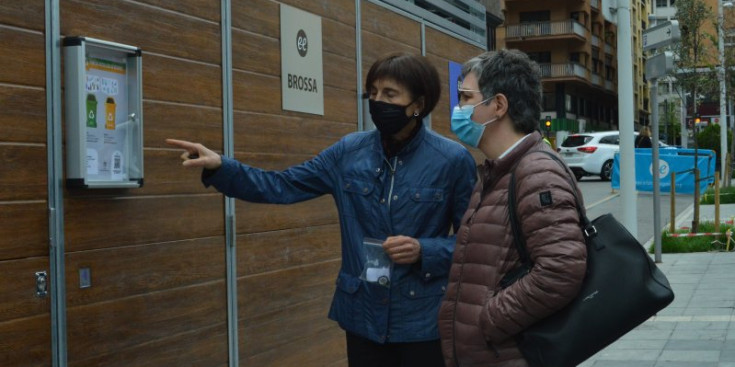 La consellera de Medi Ambient d’Escaldes-Engordany, Cèlia Vendrell, al nou punt de recollida de deixalles.