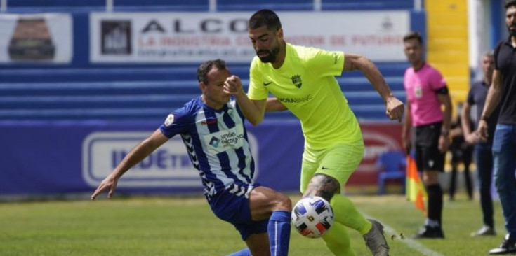 Carlos Martínez supera un jugador de l’Alcoià a un partit a domicili de Segona Divisió B.