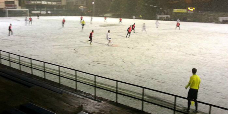 El partit de dijous a la nit, amb una fina capa de neu a Aixovall.