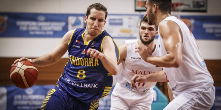 Colom jugant un partit amb la selecció.