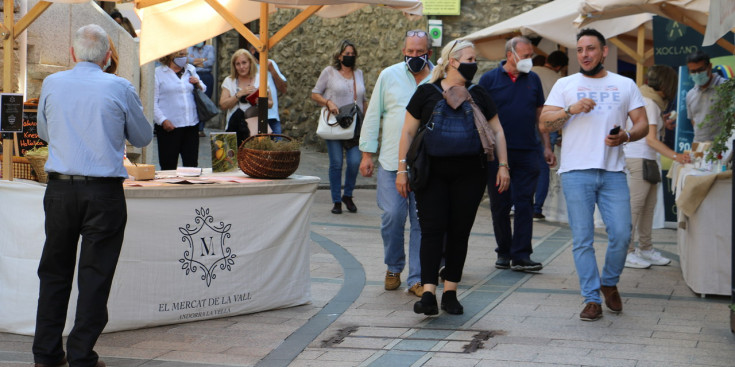 La capital torna a omplir-se amb el Mercat de la Vall.