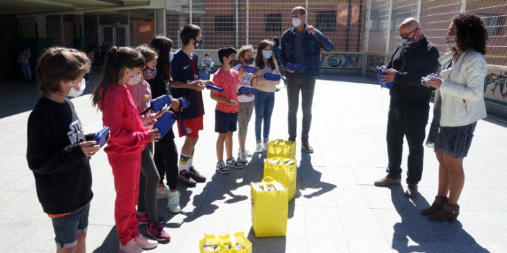 Uns alumnes recullen el seu porta entrepans.