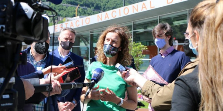 La ministra de Medi Ambient, Agricultura i Sostenibilitat, Sílvia Calvó, fa declaracions sobre la taxa verda.
