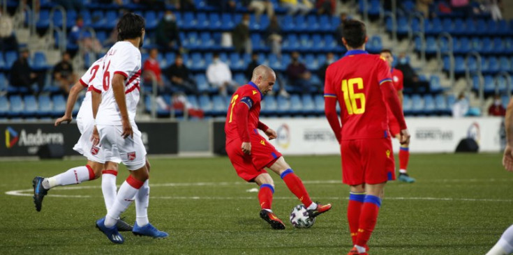 Marc Pujol en una jugada d’atac en el partit davant Gibraltar.