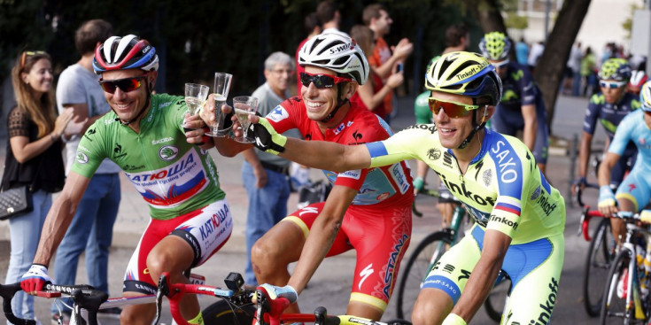 Purito Rodríguez, Fabio Aru i Rafal Majka celebren el seu podi a la Vuelta a Espanya 2015, durant l’etapa d’ahir.