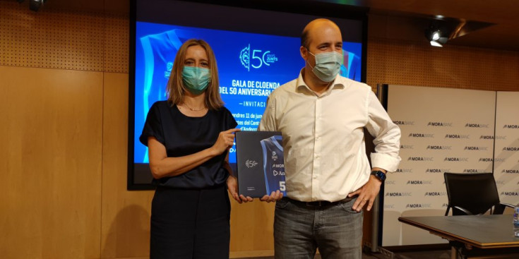 Maestre i Aixàs en la presentació de la cloenda del 50 aniversari del club.