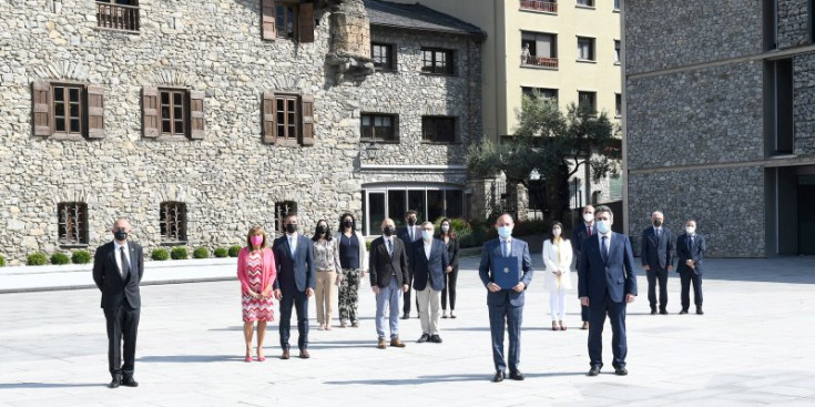 Els cònsols dels set comuns, Espot i Jover, ahir, a la plaça del Consell General.