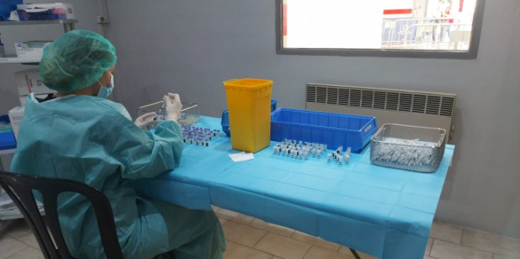 Una sanitària del SAAS prepara unes dosis al centre de vacunació de la plaça dels braus.