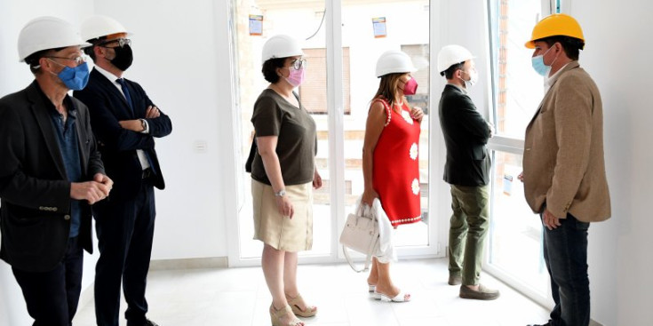 Filloy, Pallarés, Marsol i Espot visiten el pis mostra de l’edifici encara en construcció.