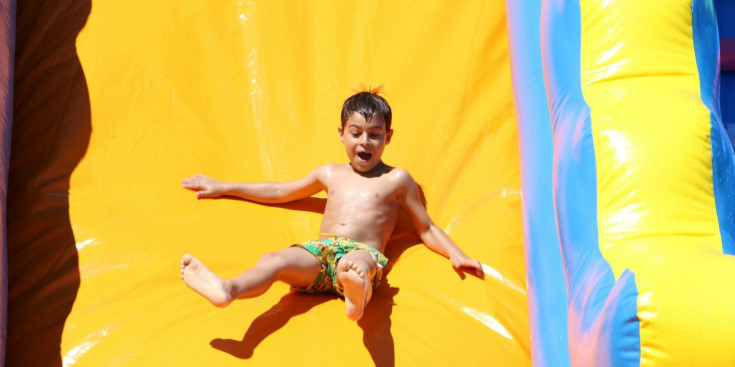 Un infant a l'aquaparc d'Andorra la Vella.