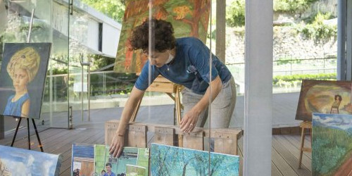 L’artista eslovaca Michaela Mikloskova mostrant els seus quadres a l’espai de creació La Peixera.