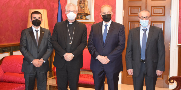 Els representants de Terceravia + Unió Laurediana + Independents juntament amb el copríncep episcopal, Joan-Enric Vives.
