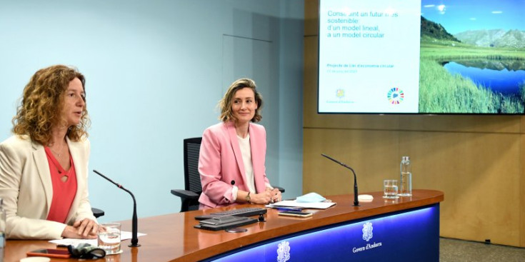 La ministra de Medi Ambient, Sílvia Calvó, i la directora de Medi Ambient, Sílvia Ferrer.