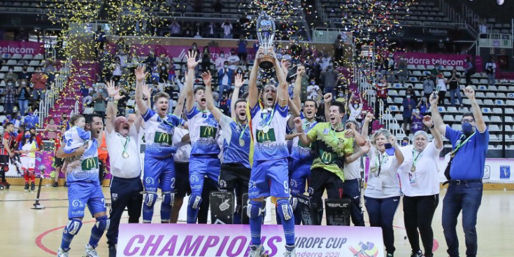 El Lleida Llista Blava alça el trofeu com a campions de l’Europe Cup al Poliesportiu.