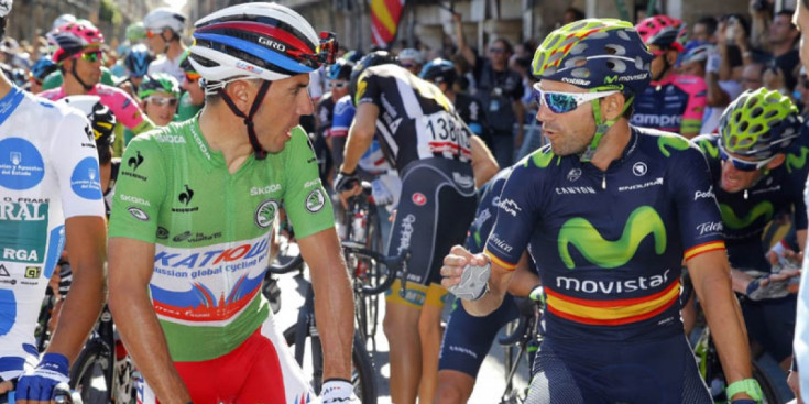 Un Purito Rodríguez vestit amb el mallot verd parla amb Alejandro Valverde abans d’una etapa de la Vuelta a Espanya d’aquest any.