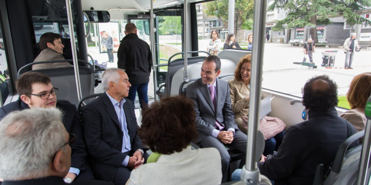 Presentació del primer bus híbrid d’Andorra amb els representants polítics i integrants de la iniciativa.