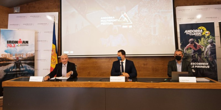 Cabanes, Gallardo i Pérez durant la presentació del conveni.