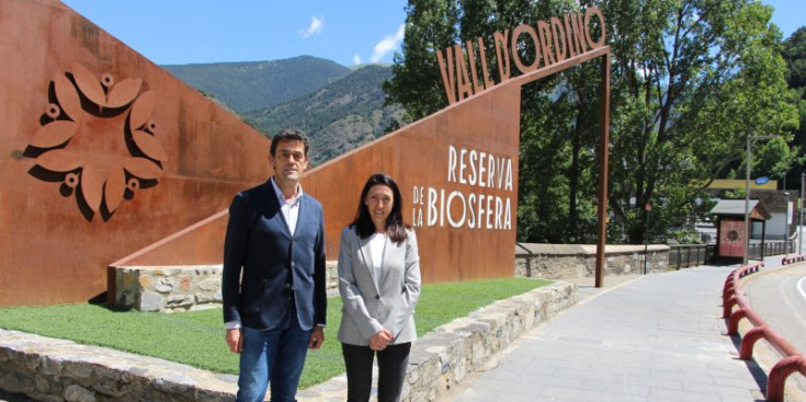 Els cònsols d'Ordino, ahir, davant el rètol de la reserva de la biosfera.