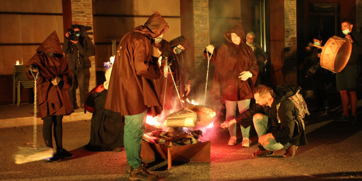 Els fallaires encenen les falles a la plaça Major d'Ordino.