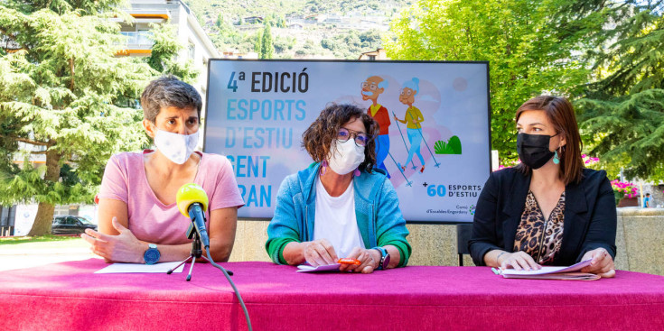 La cap de departament d'Esport, Cyrille Ferrandis; la consellera de Gent Gran, Magda Mata, i la monitora de gent gran Vanessa Sánchez.