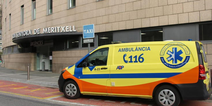 Una ambulància a les portes de l’Hospital Nostra Senyora de Meritxell.