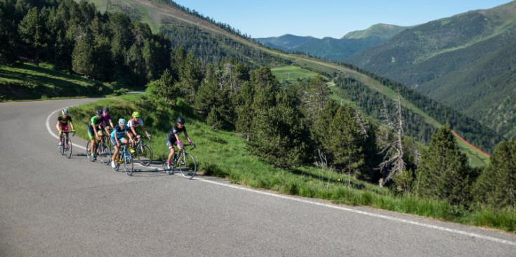 Una imatge d'una ruta ciclista a Andorra.