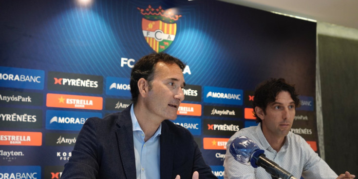 El president de l’FC Andorra, Ferran Vilaseca, i el director esportiu, Jaume Nogués, ahir durant la roda de premsa.